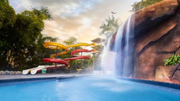 A swimming pool with a water slide and a waterfall. - Golden Dolphin Grand Hotel OFICIAL (Caldas Novas)