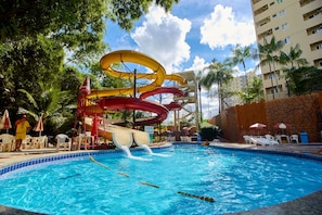 9 outdoor pools, pool umbrellas, sun loungers - Golden Dolphin Grand Hotel OFICIAL (Caldas Novas)
