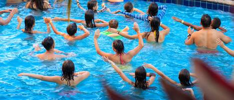 Una piscina con varias personas disfrutando del agua.