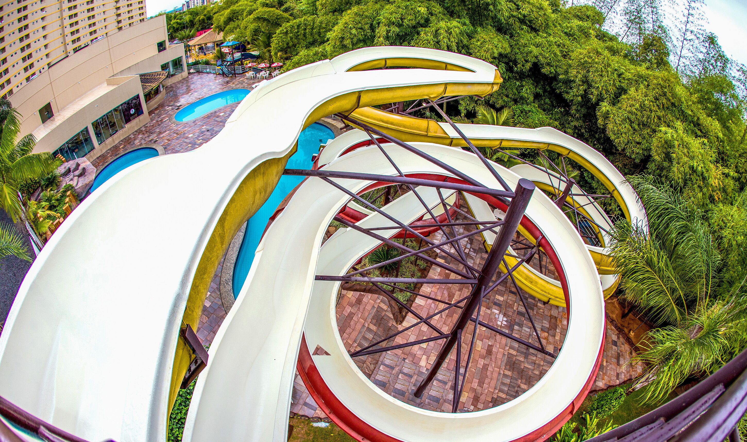 9 piscinas externas, guarda-sóis, espreguiçadeiras