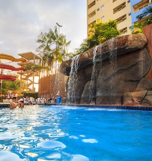 9 outdoor pools, pool umbrellas, sun loungers - Golden Dolphin Grand Hotel OFICIAL (Caldas Novas)