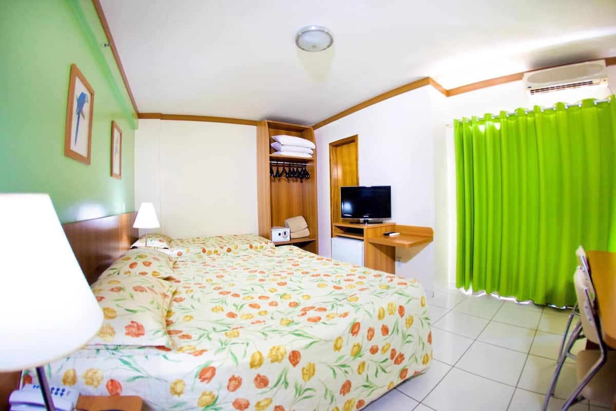 Minibar, in-room safe, WiFi (free), bed sheets