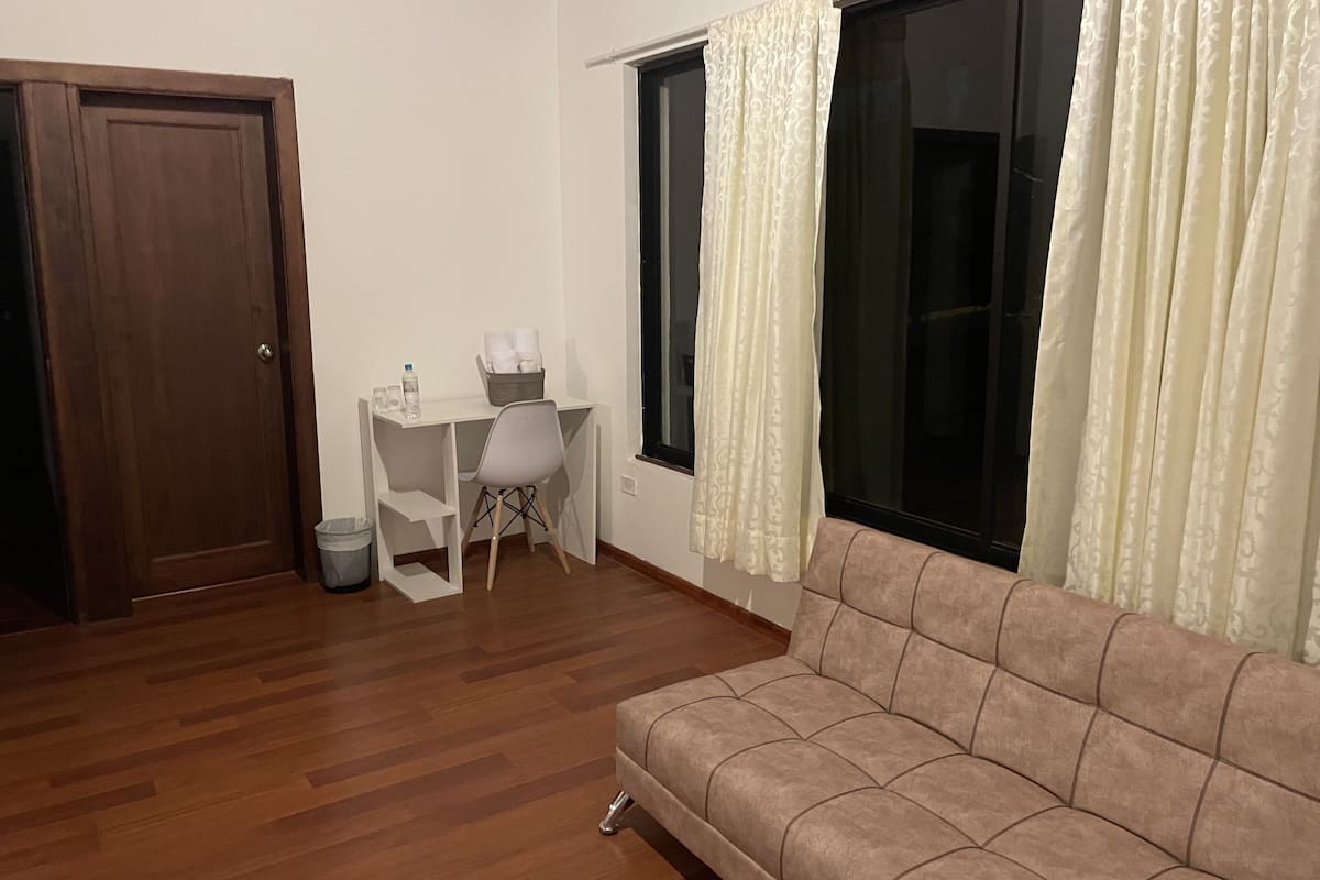 Habitación cuádruple, baño privado | Edredones de plumas, escritorio, sistema de insonorización y wifi gratis