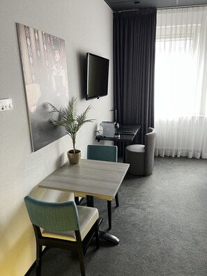 Executive dubbelrum | Egyptiska bomullslakan, minibar och vÀrdeförvaringsskÄp pÄ rummet