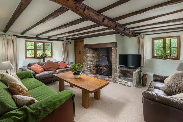 Luxury Cottage | Premium bedding, down duvets, Tempur-Pedic beds, individually decorated