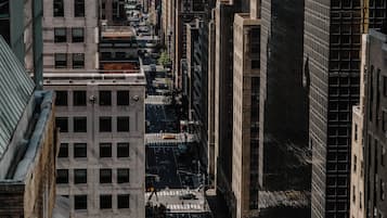 Eine Stadtansicht mit hohen Gebäuden, einer belebten Straße und einem klaren Blick auf die städtische Umgebung.