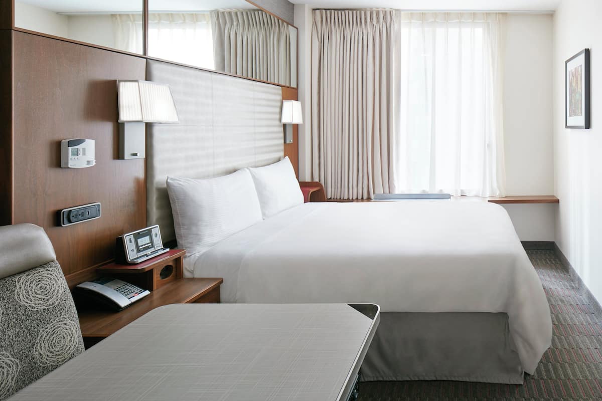 Room, 1 Queen Bed | 1 bedroom, premium bedding, in-room safe, desk