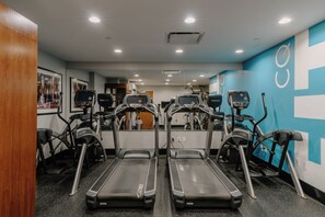 A gym with treadmills, elliptical machines, and a mirrored wall. - Club Quarters Hotel, Grand Central (New York)