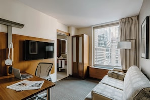 Premium bedding, in-room safe, desk, laptop workspace - Club Quarters Hotel, Grand Central (New York)