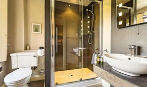 Superior Suite, 1 King Bed | Bathroom | Free toiletries, hair dryer