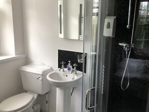 Traditional Double Room, Ground Floor | Bathroom | Shower, hair dryer, towels