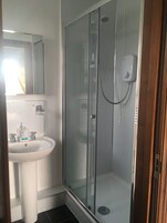 Superior Double Room, Garden View | Bathroom | Shower, hair dryer, towels