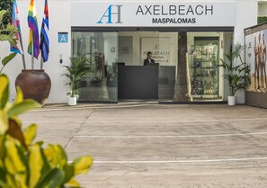 Welcome to Axelbeach Maspalomas, where modern design meets elegant entrance.