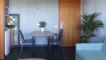 Un espacio habitable compacto con comedor, sofá y cocina.