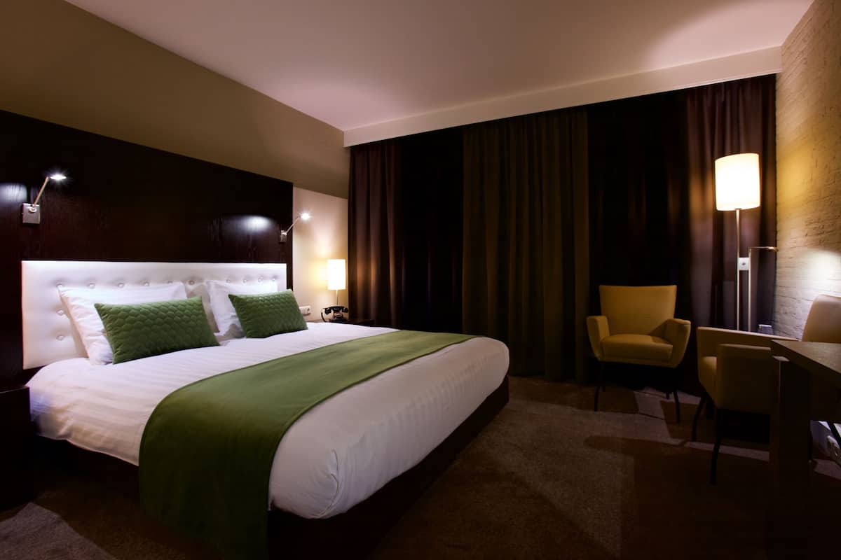 Ropa de cama de alta calidad, cubrecamas y minibar