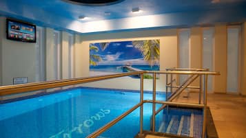 Piscine couverte, chaises longues