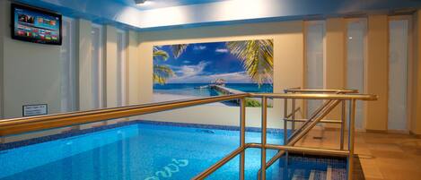 Indoor pool, sun loungers