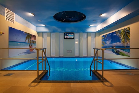 Indoor pool, sun loungers