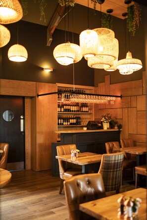 2 restaurants, lunch, dinner, brunch served; international cuisine 
