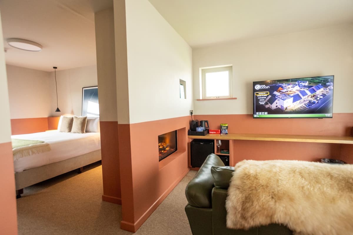 Suite | Hypo-allergenic bedding, desk, iron/ironing board, free WiFi