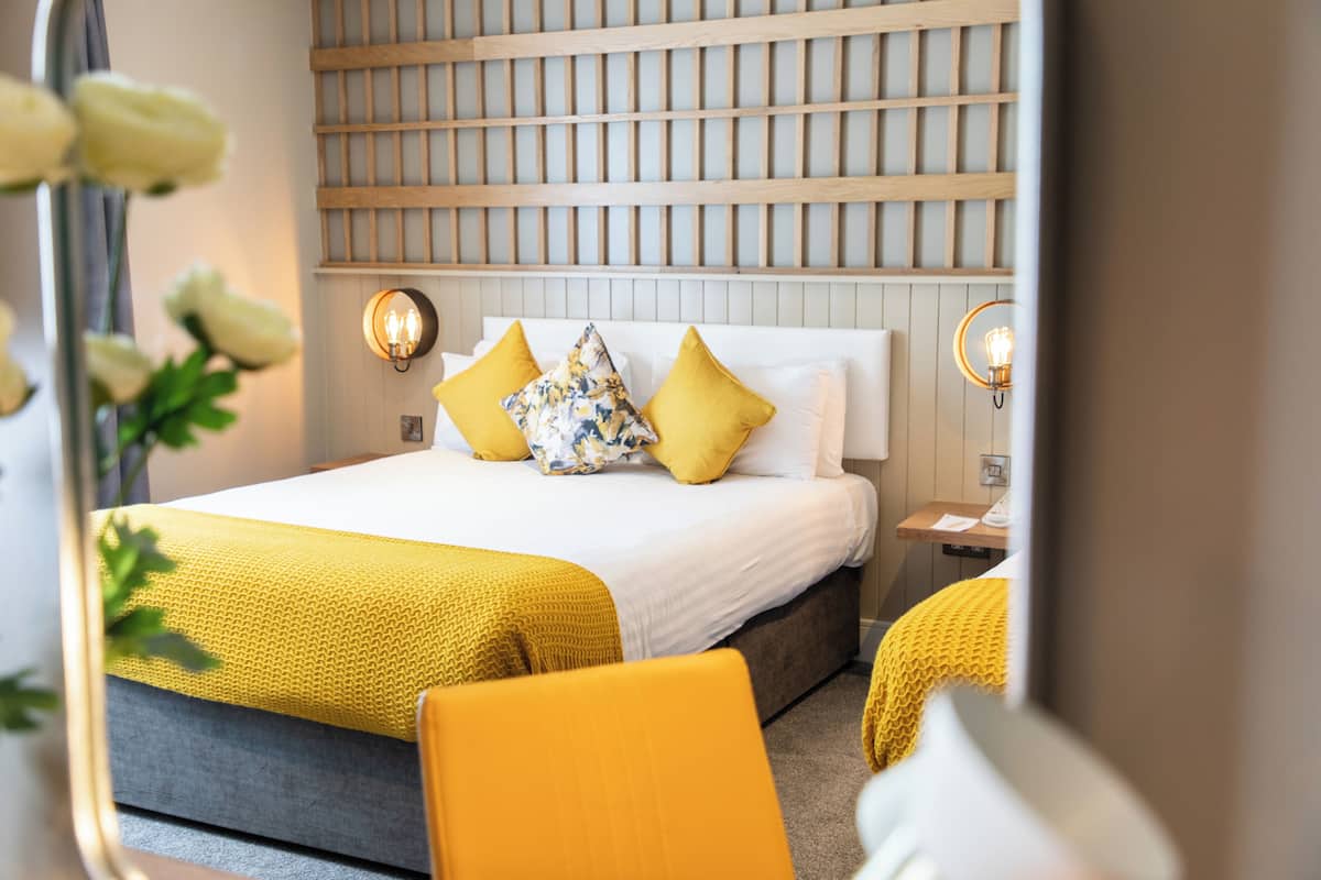 Deluxe Double Room | Hypo-allergenic bedding, desk, iron/ironing board, free WiFi