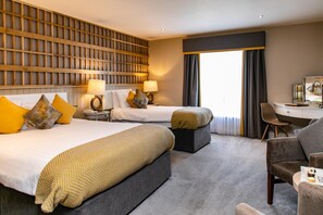 Ropa de cama hipoalergénica, escritorio y tabla de planchar con plancha