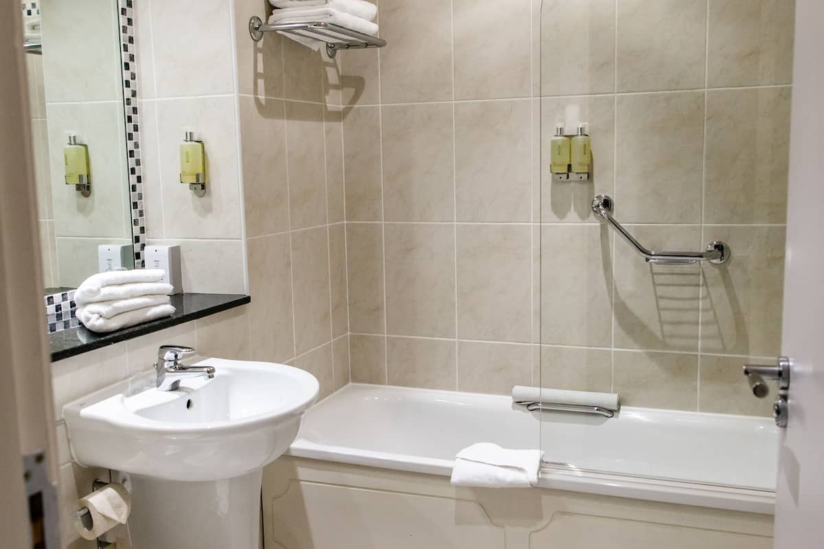 deluxe twin room | bathroom | combined shower/bathtub, deep-soaking bathtub, free toiletries