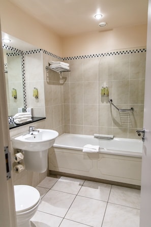 Deluxe Twin Room | Bathroom | Combined shower/tub, deep soaking tub, free toiletries, hair dryer