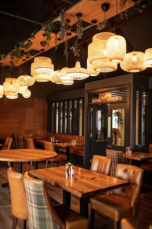 2 restaurants, lunch, dinner, brunch served; international cuisine