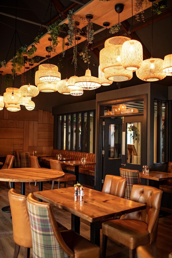 2 restaurantes; se sirve almuerzo, cena y brunch; cocina internacional