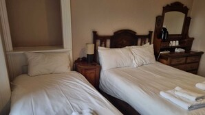 Family Triple Room | Desk, bed sheets - OYO The Station Hotel Penrith (Penrith)