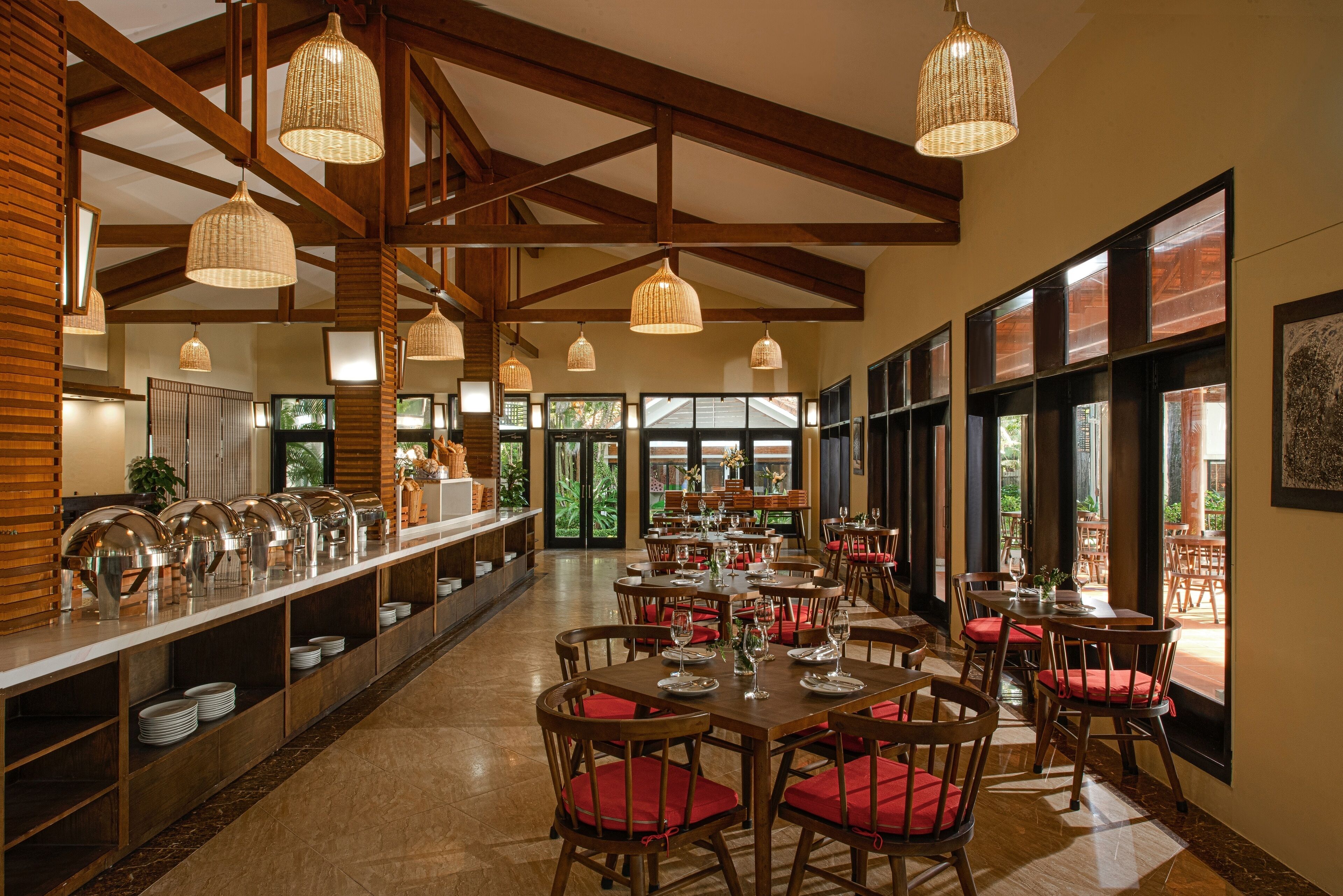 2 restaurants, breakfast, lunch, dinner served; vietnamese cuisine