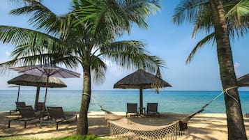 Playa privada, cabañas de uso gratuito, tumbonas y sombrillas