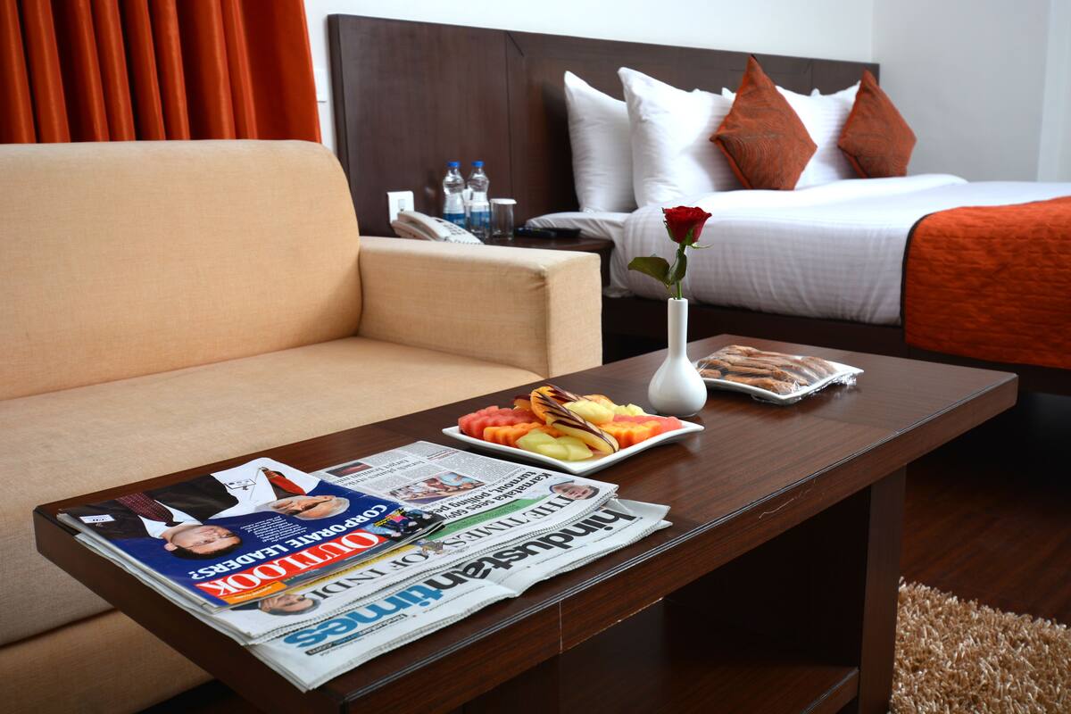 Club Room | Living area | 36-inch LCD TV with satellite channels, TV
