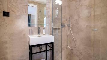 Amenidades de baño gratuitas, secadora de cabello, pantuflas, toallas