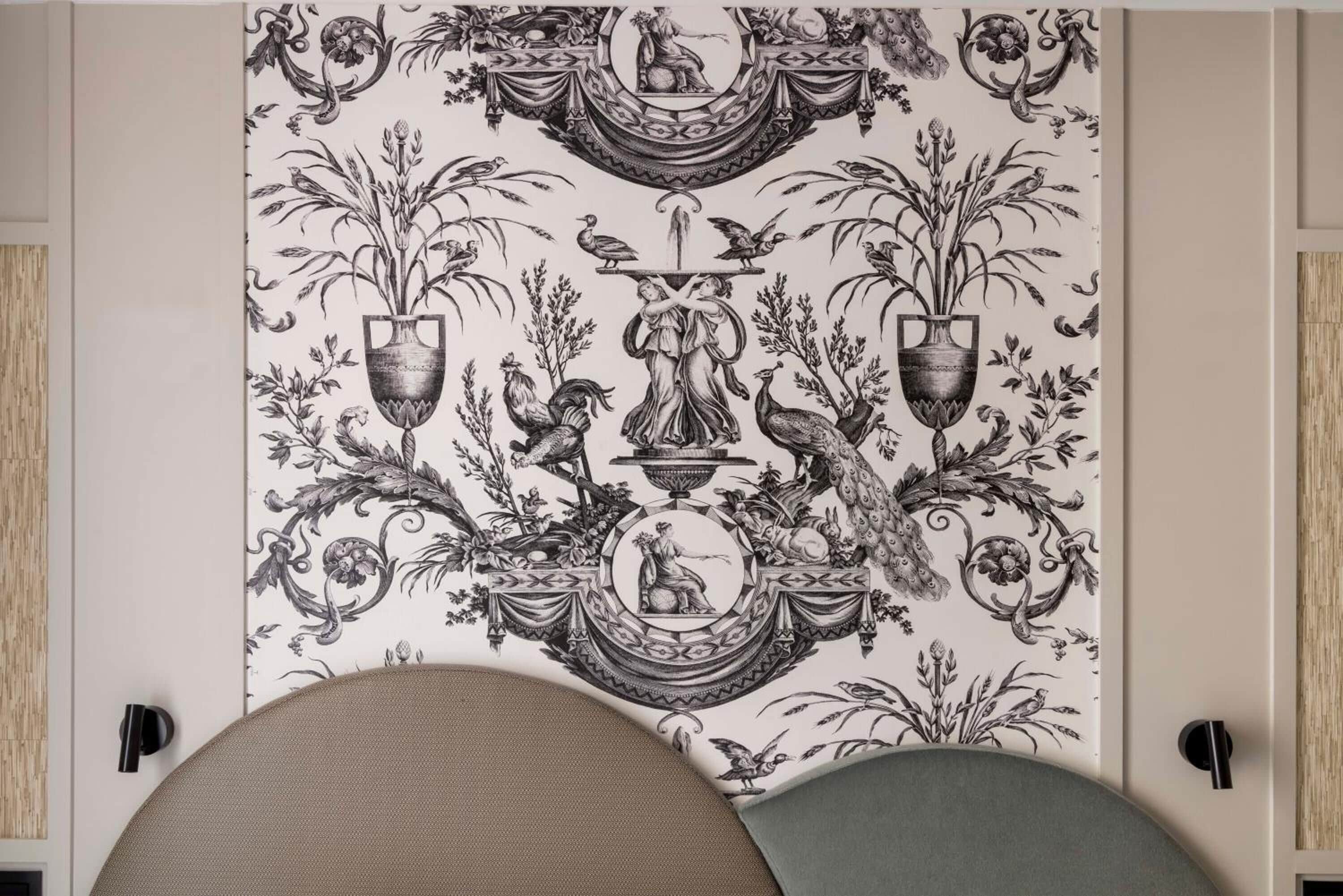 Een kamer met een groot, versierd wandtapijt met botanische en mythologische afbeeldingen.