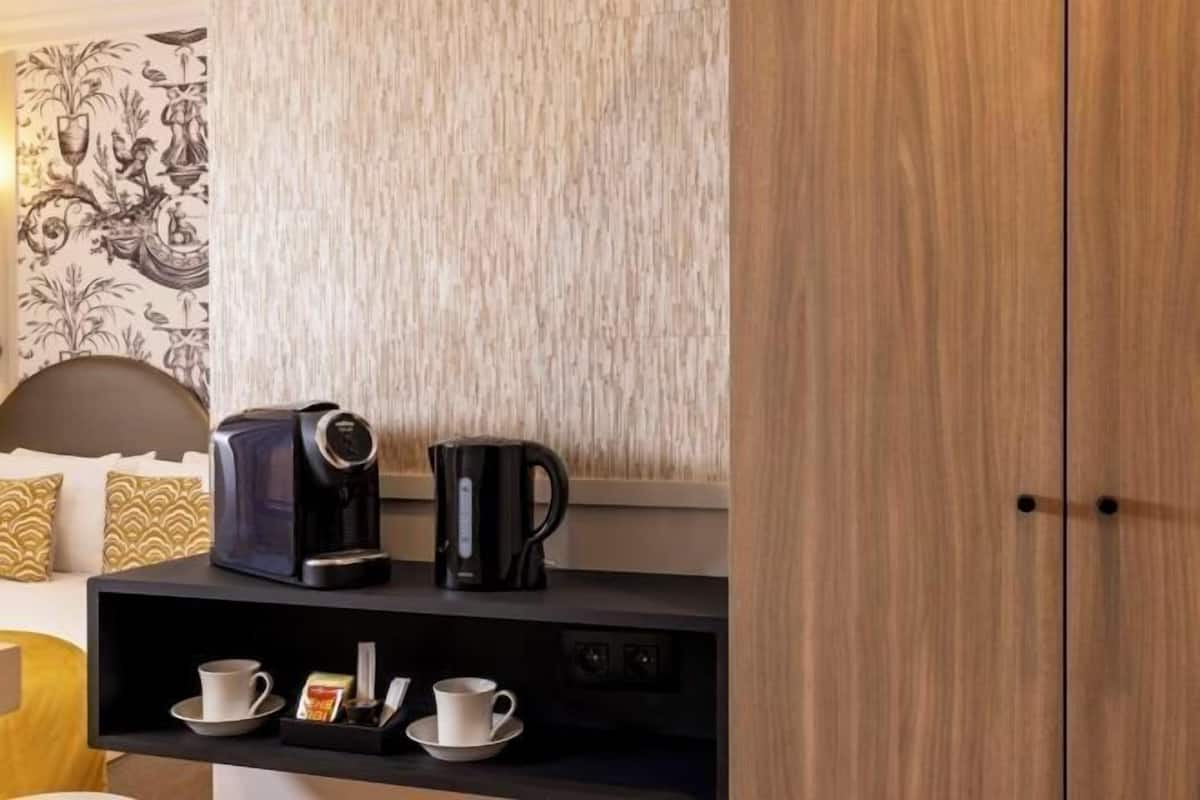 In-room safe, soundproofing, iron/ironing board, free WiFi