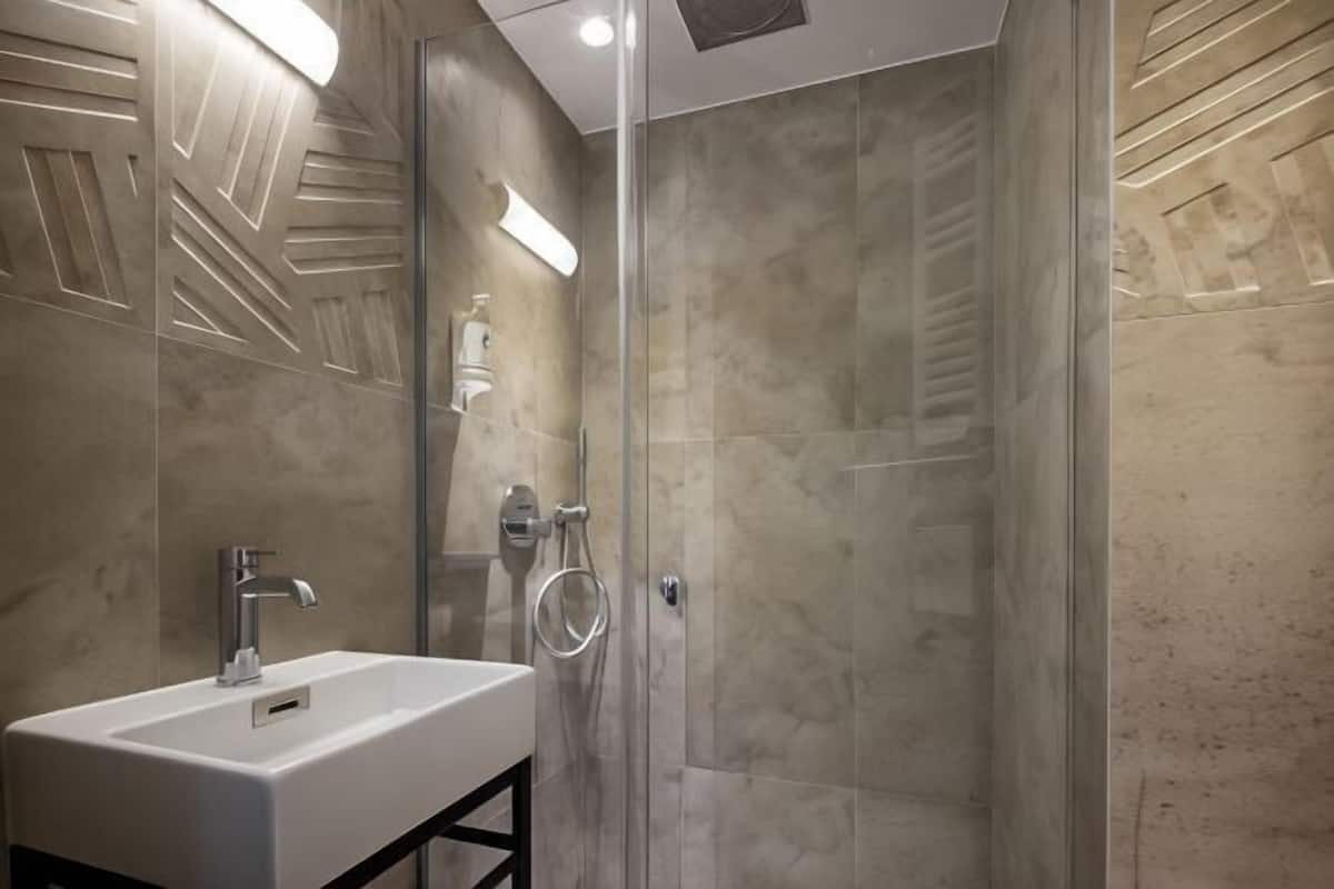 Baño | Artículos de higiene personal gratuitos, secador de pelo y zapatillas