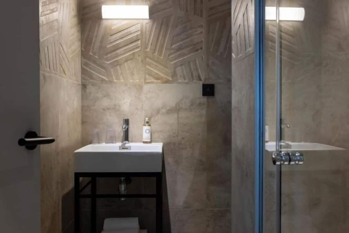 Badkamer | Gratis toiletartikelen, een haardroger, pantoffels, handdoeken