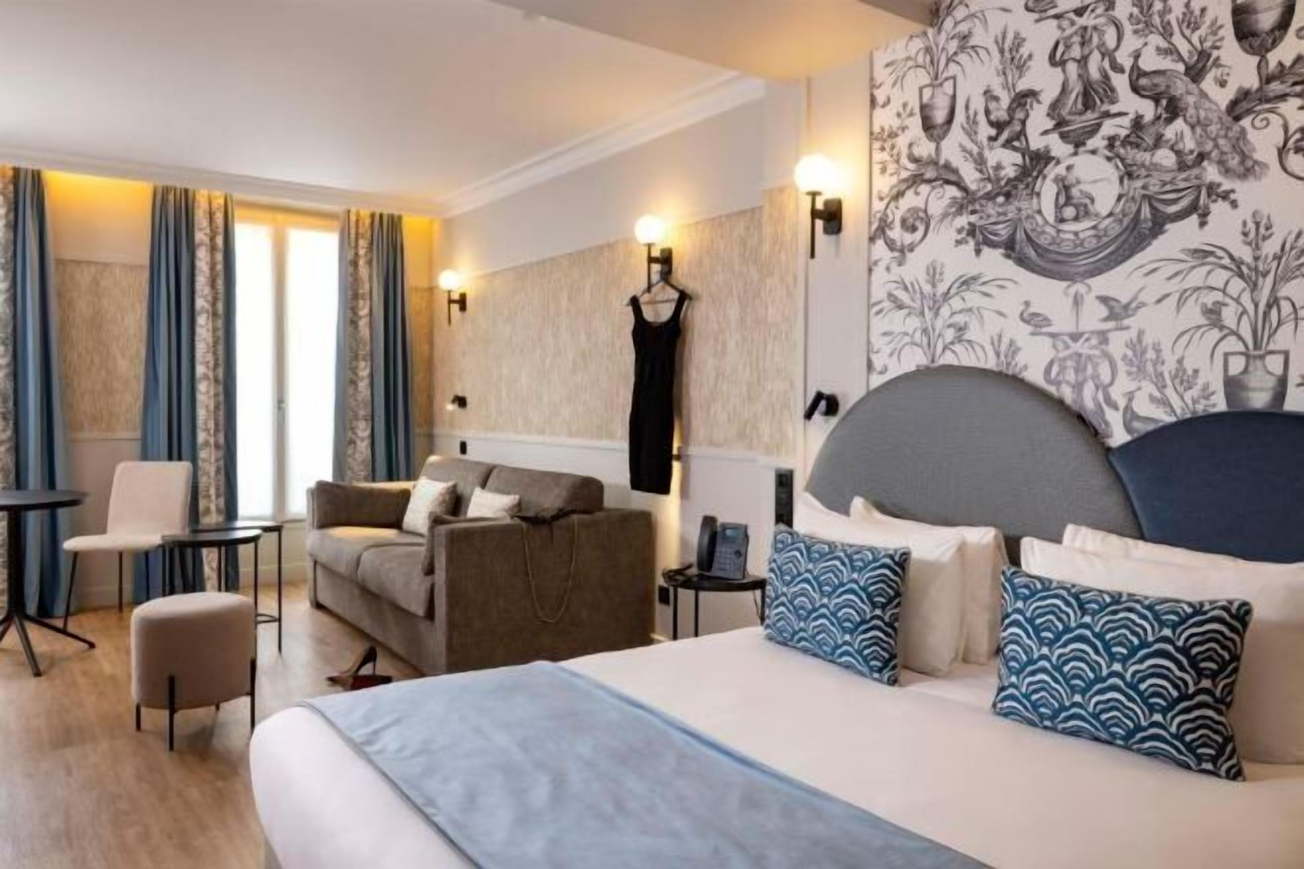 In-room safe, soundproofing, iron/ironing board, free WiFi