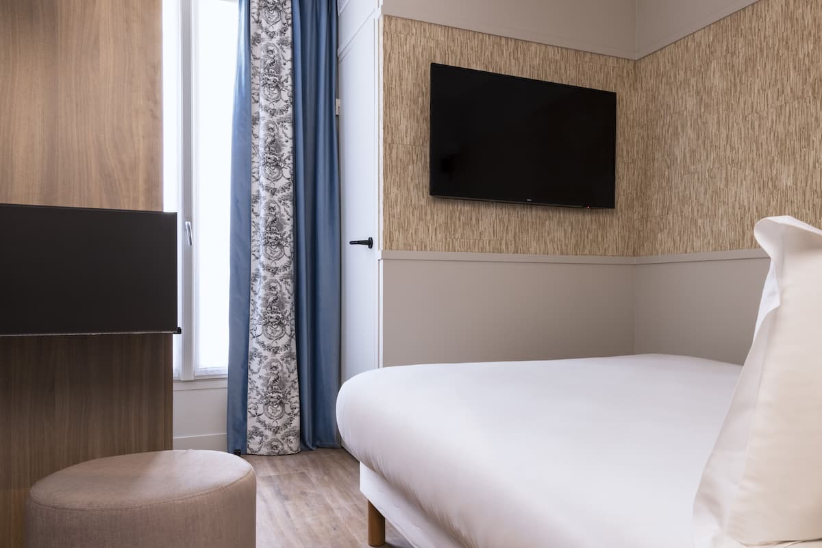 Classic Double Room | 1 bedroom, in-room safe, soundproofing, iron/ironing board
