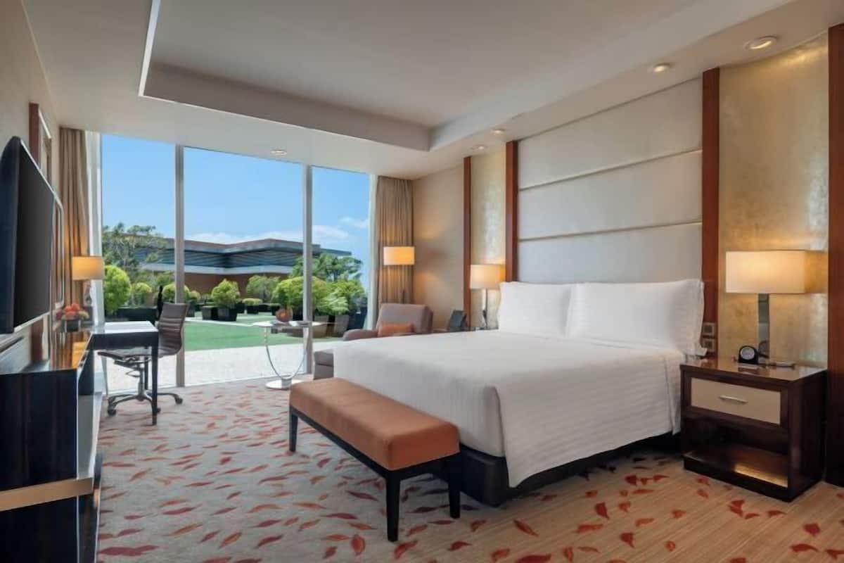 Premium bedding, in-room safe, individually furnished, desk