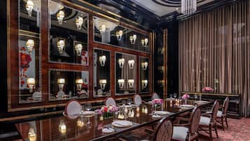 14 restaurants servant le petit déjeuner, le déjeuner et le dîner