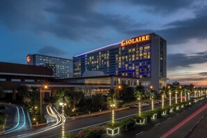 Front of property – evening/night - Solaire Resort Entertainment City (Parañaque)