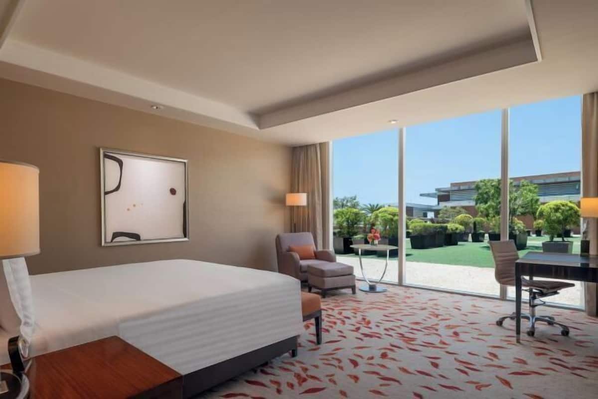 Premium bedding, in-room safe, individually furnished, desk