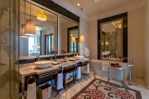 Suite Grand | Baño | Bañera y ducha independientes y cabezal de ducha tipo lluvia