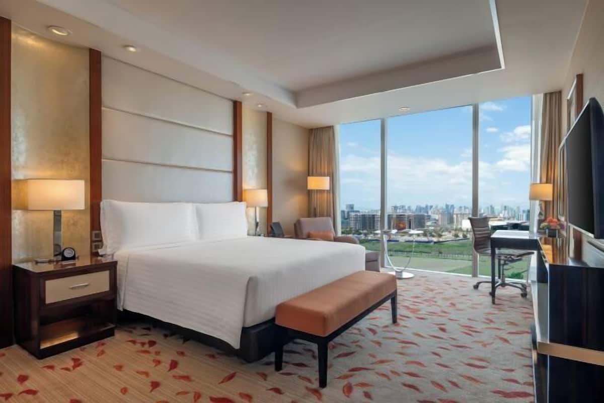 Premium bedding, in-room safe, individually furnished, desk
