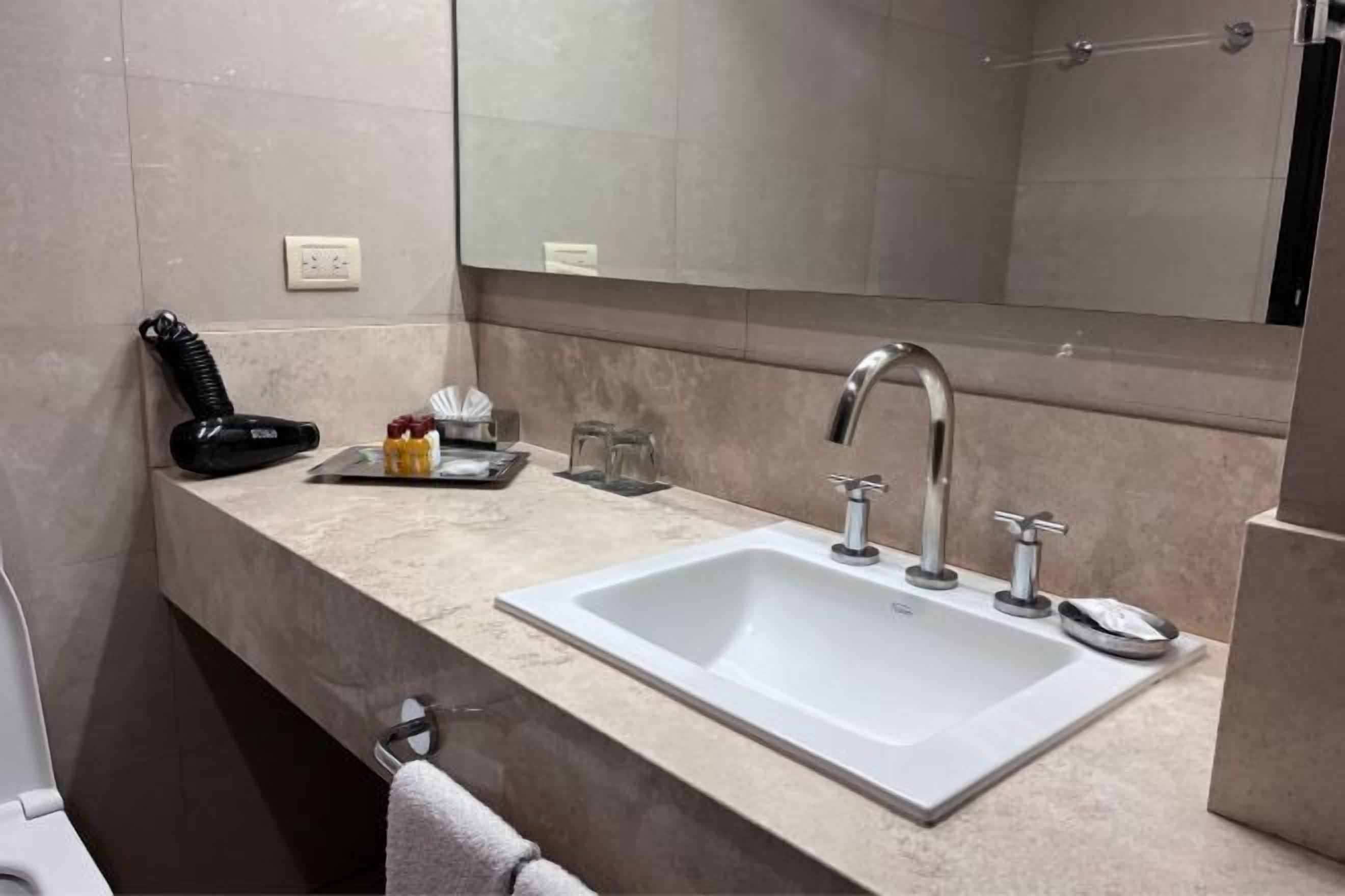 Regendusche, kostenlose Toilettenartikel, Haartrockner, Bidet