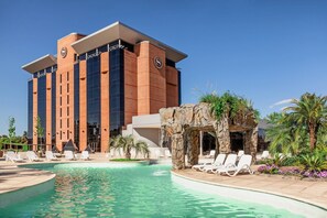 Outdoor pool, pool umbrellas - Sheraton Tucuman Hotel (Tucuman)