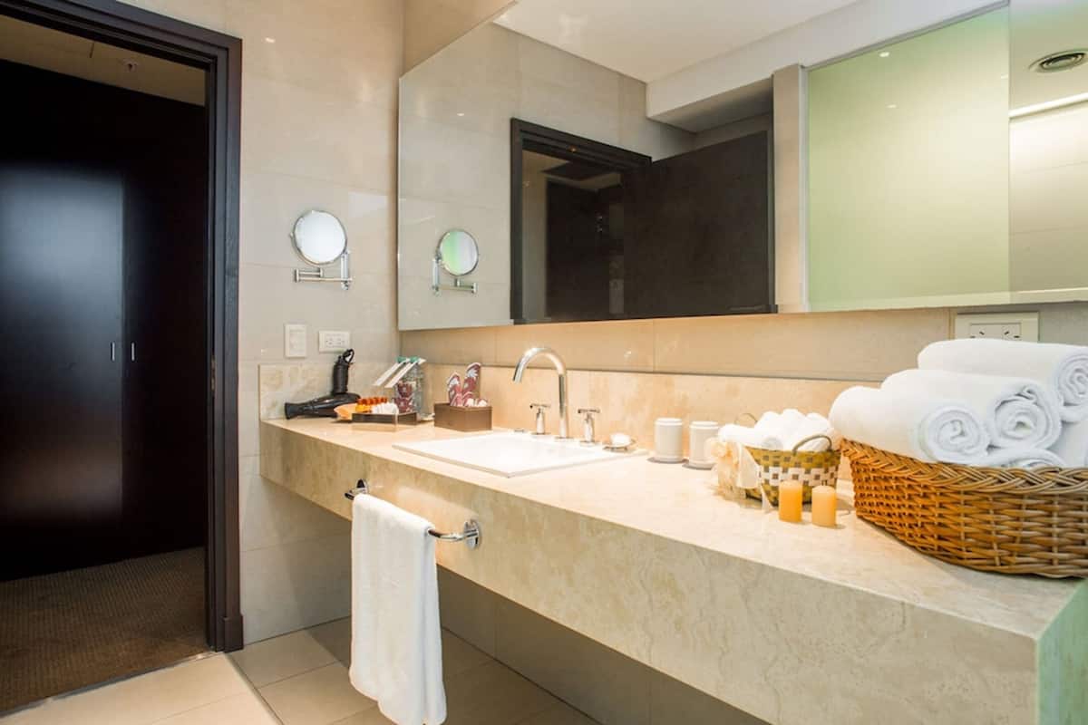 rainfall showerhead, free toiletries, hair dryer, bidet